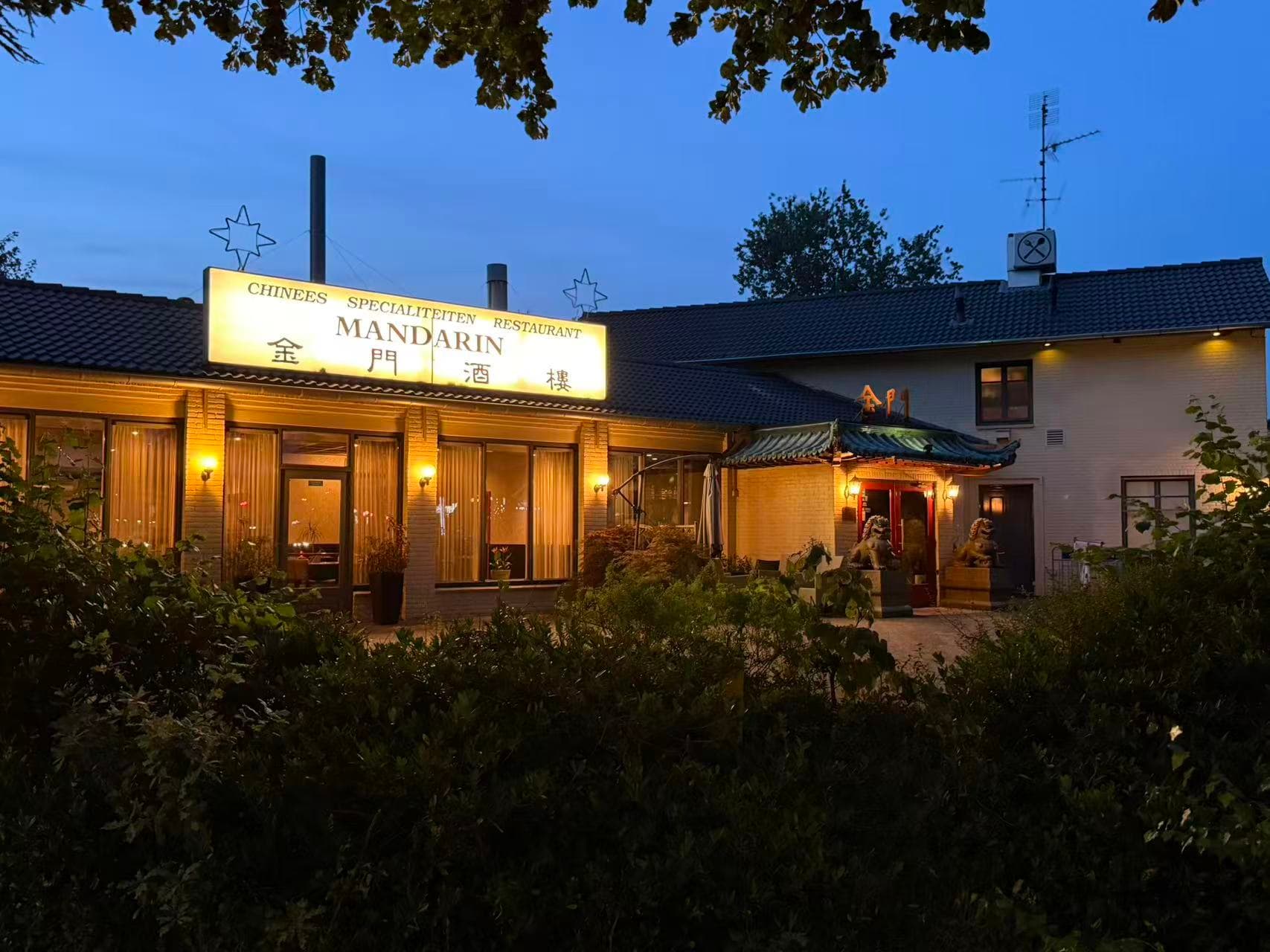 Restaurant Mandarin aan de Rembrandtlaan in de avond